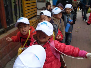 啟樂(lè)園組織感統(tǒng)訓(xùn)練班學(xué)生游覽科技館