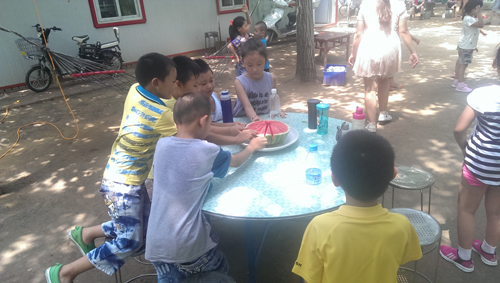 啟樂(lè)園暑期班組織戶(hù)外感統(tǒng)訓(xùn)練