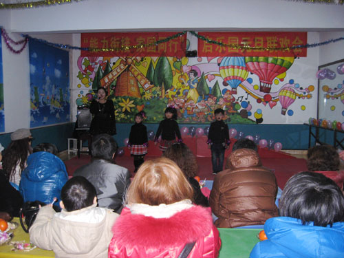 啟樂(lè)園學(xué)前班蒙氏班感統(tǒng)訓(xùn)練班2013元旦晚會(huì)